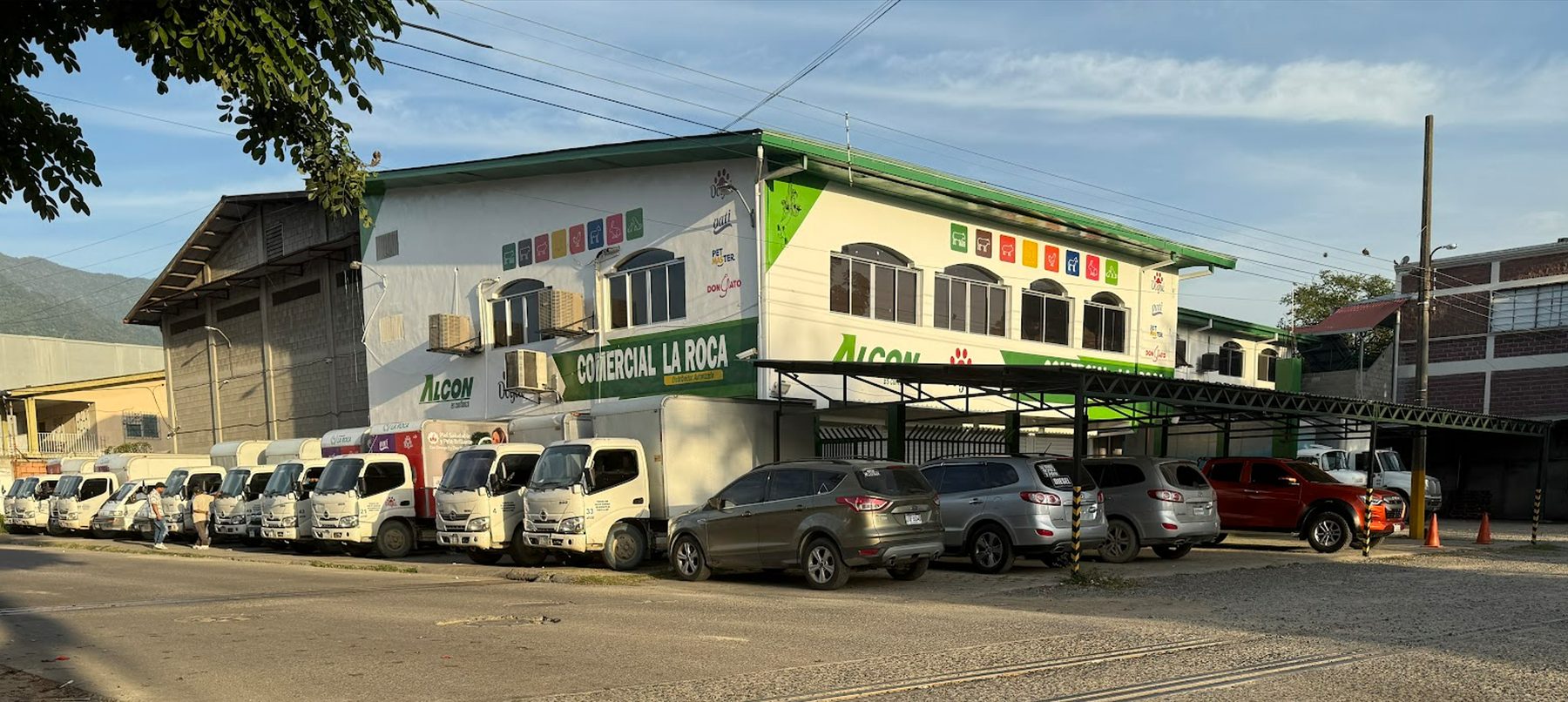 Instalaciones y flota de reparto de Comercial La Roca